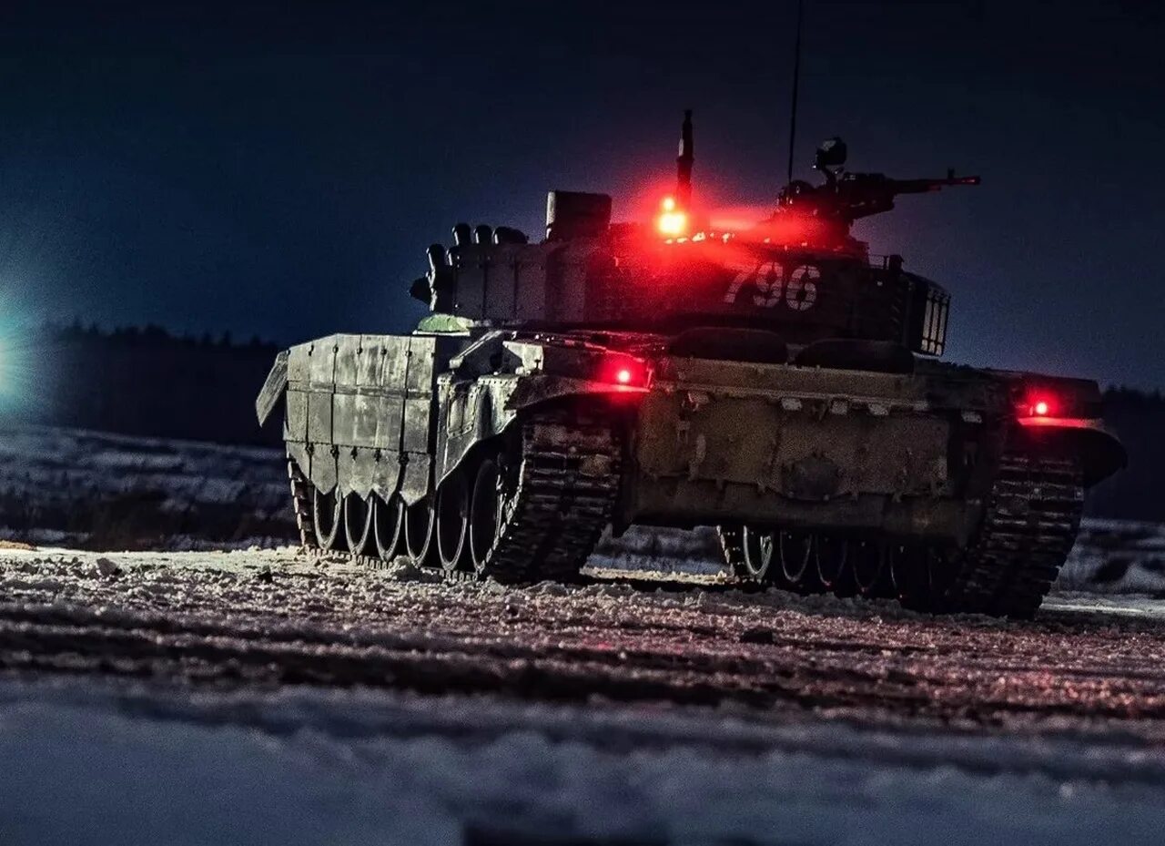 Скрежет танков. Т-72б3. Танк т-90 зимой. Т-72б3 вар Тандер. БМП т80.