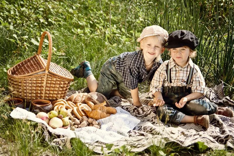 Фотосессия в сельском стиле. Фотосессия в деревенском стиле летом. Фотосессия на природе в деревенском стиле дети. Фотосессия мальчика в деревенском стиле. Пикник братцы