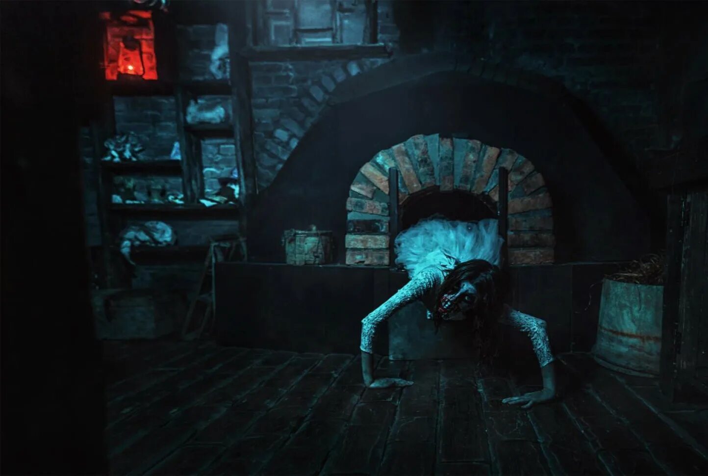 Триквестр москва. Дом квестов. Квест дом призраков. Дверь в пещеру. Дом квестов.