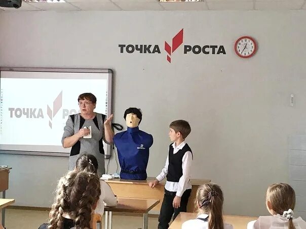 Точка роста в школе. Точка роста Холмовская средняя школа. Точка роста Смоленская область. Школа точка роста в посёлках.