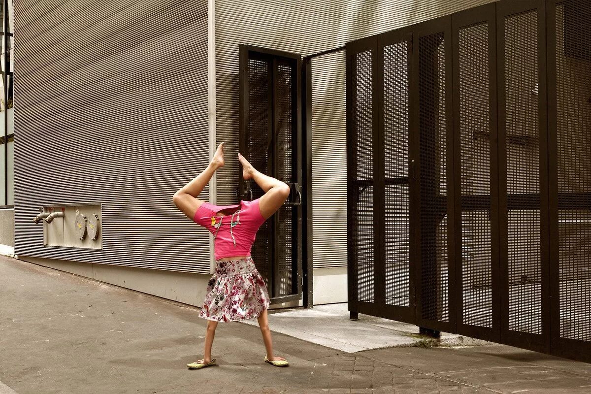 Стоять на голове. Вниз головой. Ходить наверх. Виктория боня стоит на голове. Стоя на голове.