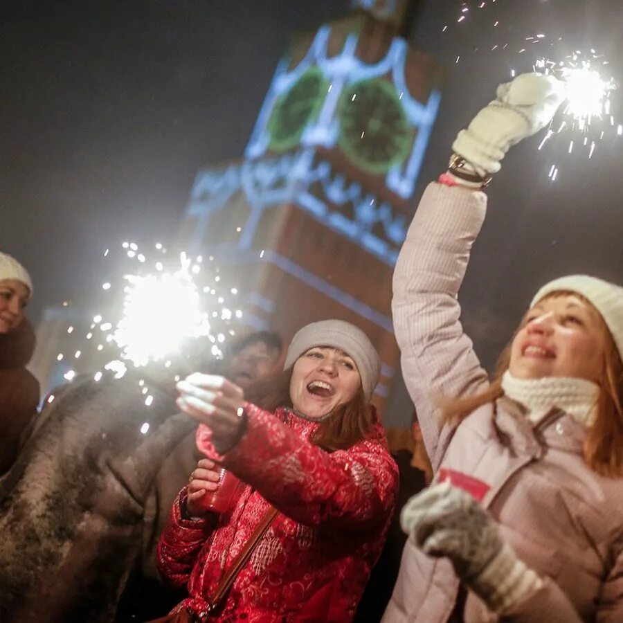 Празднование нового года в России. Новогодние каникулы. Люди празднуют новый год на улице. Встреча нового года в России.