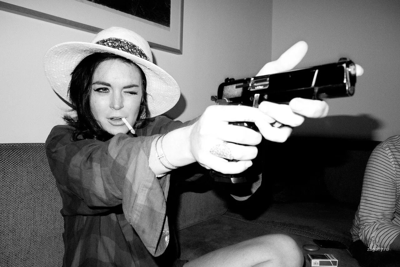 Линдси Лохан с пистолетом. Линдси Лохан Терри Ричардсон. Lindsay Lohan с оружием. Линдси Лохан монашка с пистолетом.
