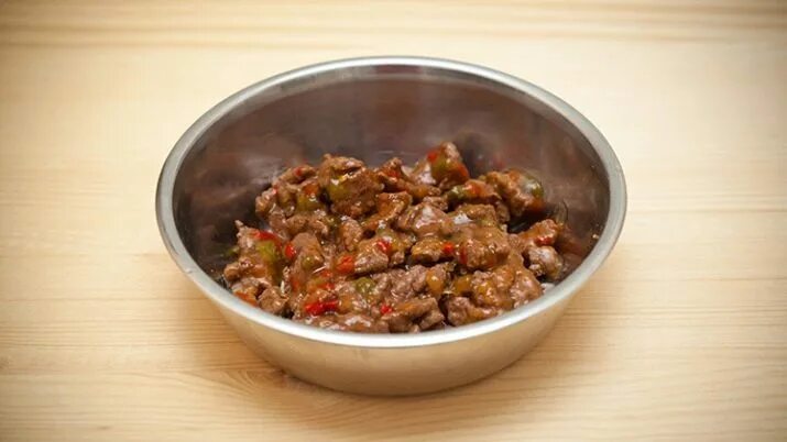 Можно ли собакам каши с мясом. Миска с мясом. каша с мясом для собаки. собачья миска с мясом. миска с мясом на белом фоне.
