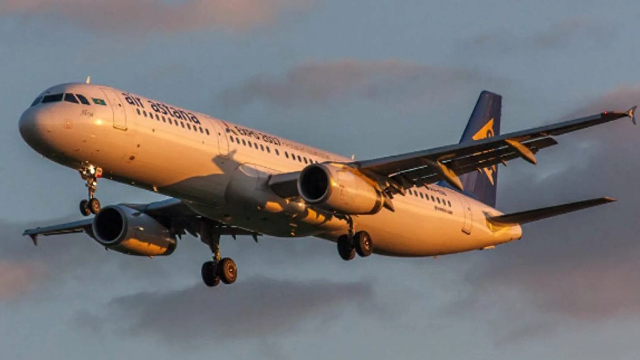 Самолет в аэропорту картинки. Leman isayeva представитель аэропорт баку авиакомпании air astana. Самолет вылетает. Угон самолета. Пассажиры возмущаются в самолете.