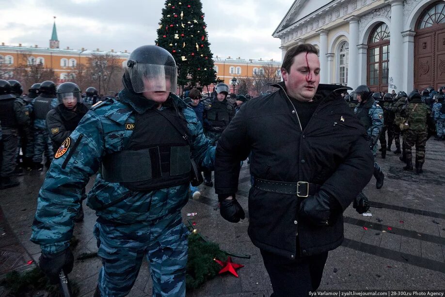 12 ноября 2010. 11.12.2010 манежная площадь. 11 декабря манежная площадь. манежка 2010 год. манежная площадь 2010 беспорядки омон.