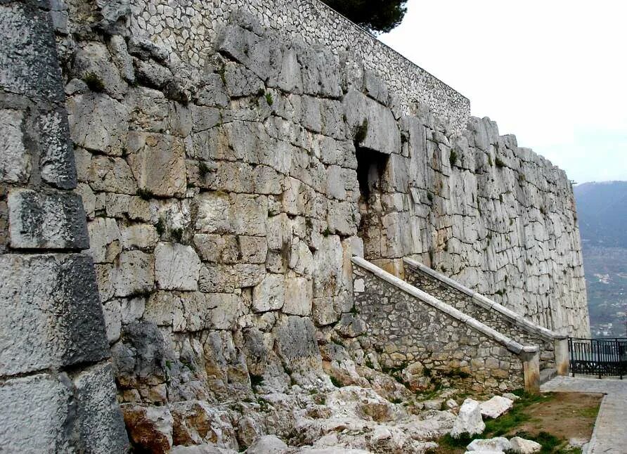 Афинские стены. Стены афин. Крепостные стены в афинах. Афины стены. Крепостные стены в афинах.