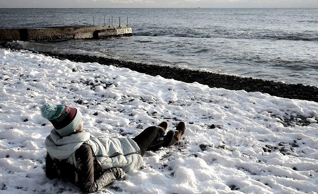 Черное море зимой Сочи. Пляж зимой. Зимний пляж Сочи. Теплая зима в Сочи. Сочи детям зимой