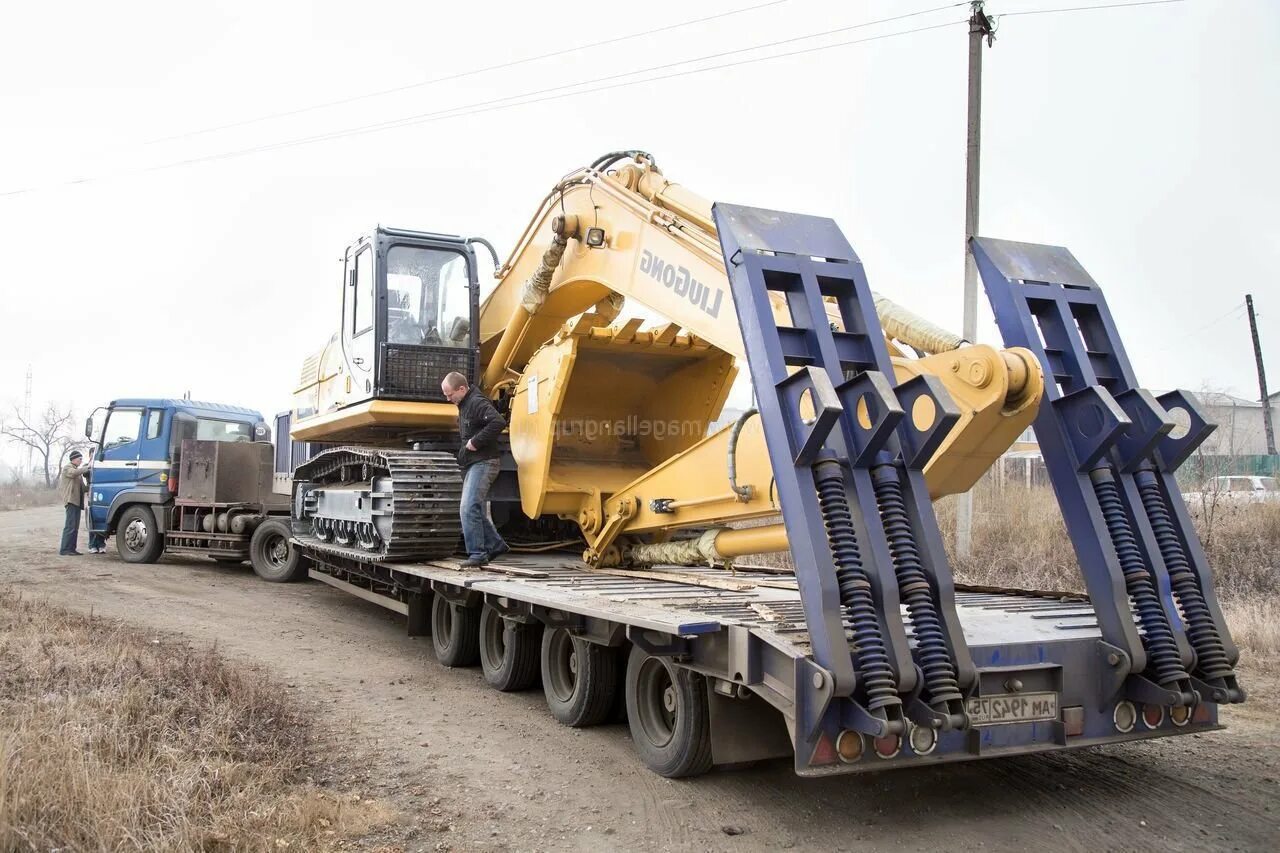 Вольво трал. Hitachi e3500 на трале. МАЗ трал груженный экскаватор. Трал 2х мостовой. Доставка экскаватора