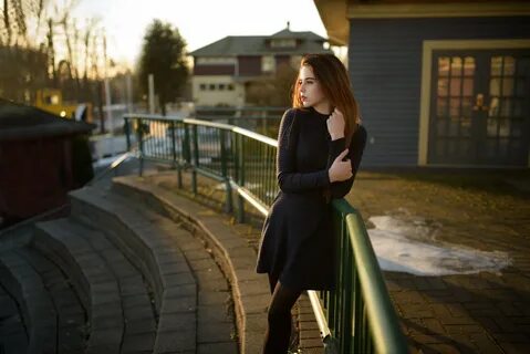 Позы в платье на улице