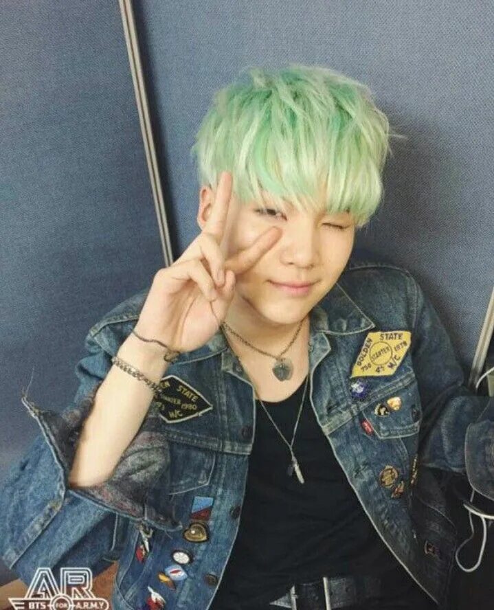 Юнги в зеленом. Yoongi Mint hair. Мин Юнги бойфренд. Мятный Юнги. Yoongi with Mint hair.