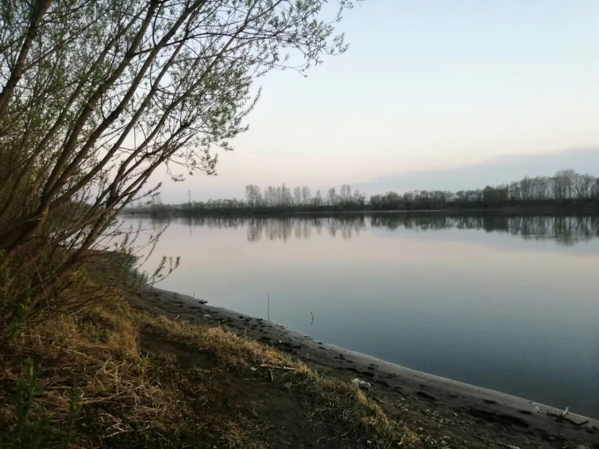 Река Кан в Канске. Канск Красноярский край река. Деревня на берегу реки. Реки России. Утонул апрель