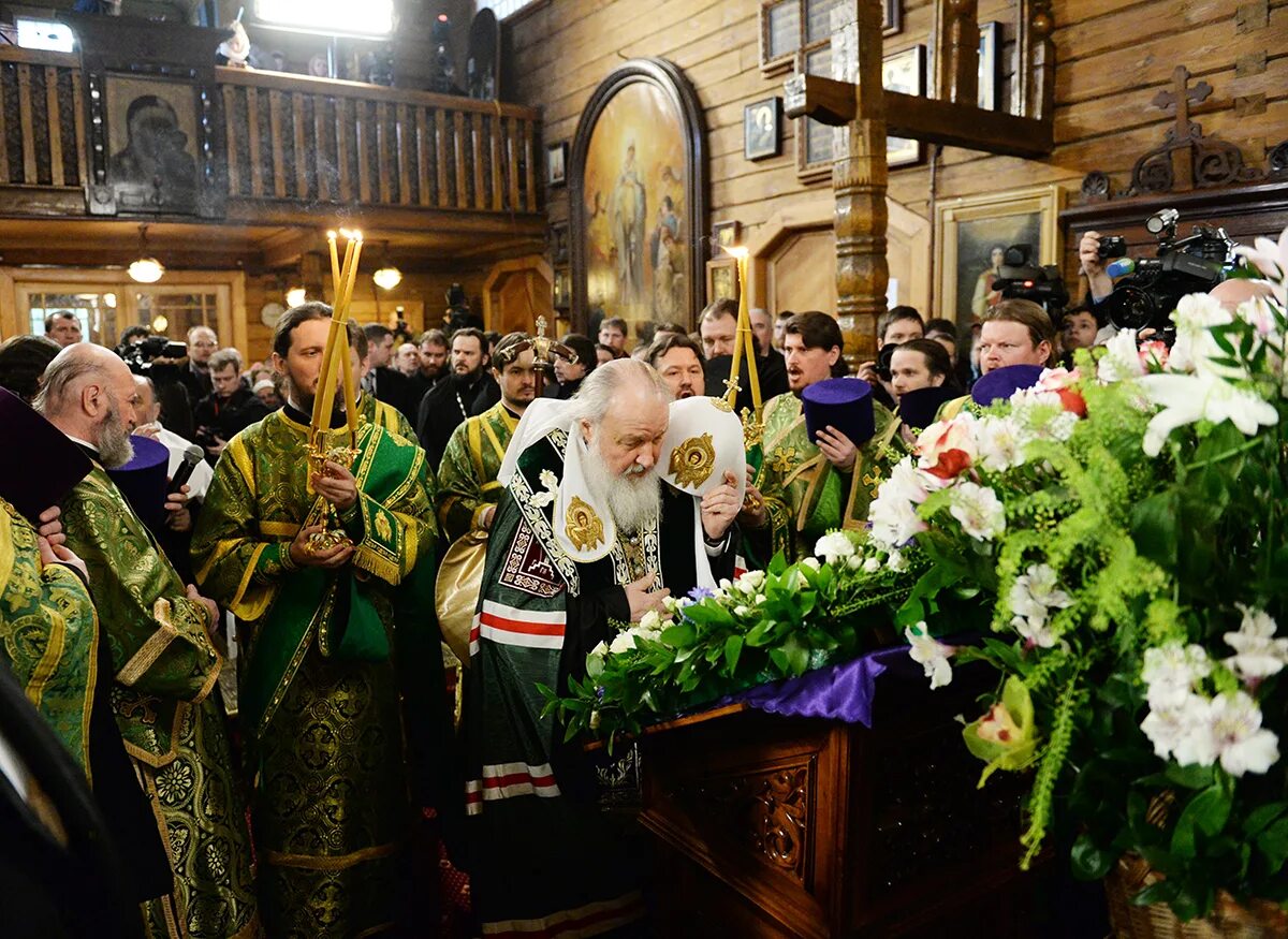 богослужение в храме в вырице. храм серафима вырицкого на невском проспекте. патриарх кирилл в вырице 2014. вырицкий храм казанской иконы. казанская церковь в вырице гатчинский район.
