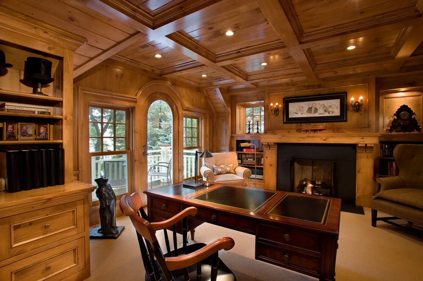Интерьер из дерева. Интерьеры кабинета в загородном доме. Кабинет в стиле Шале в загородном доме. Красивые деревянные потолки.