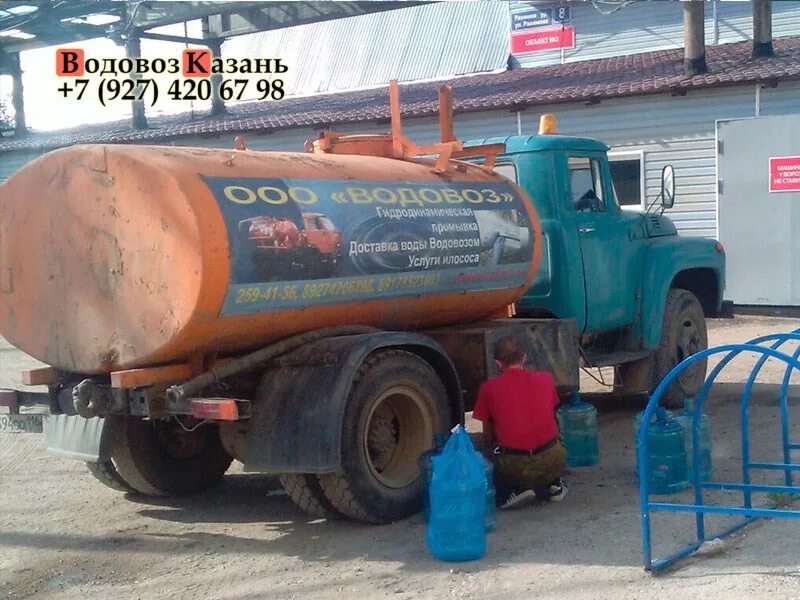 Подвоз технической воды. Водовозка откачивает воду. Машина для подвоза воды. Валдай водовоз.