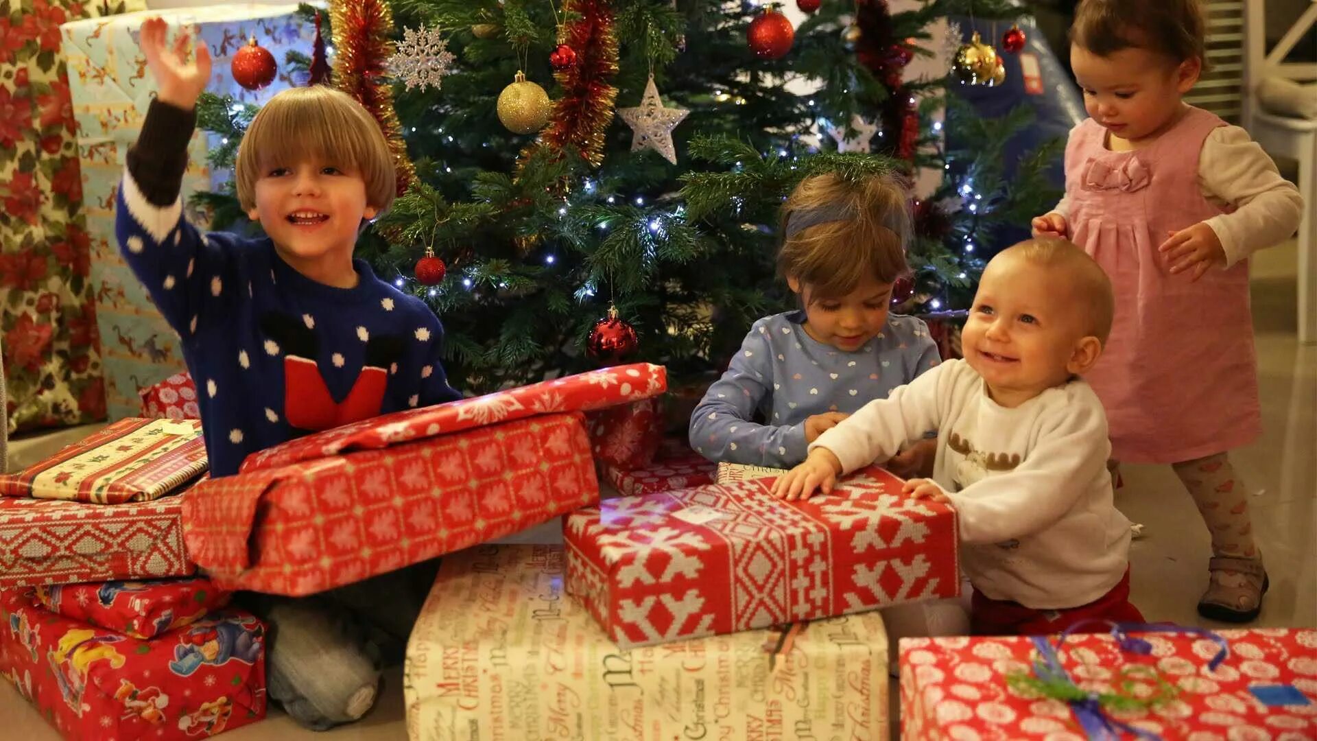 Подарки под ёлкой. Детям о Рождестве. Подарки для детей. Новогодние подарки для детей.