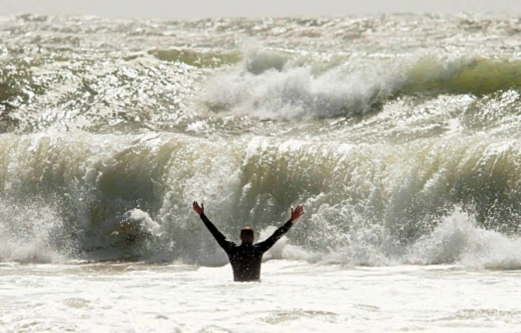 Пляж волны. Море шторм. Бушующее море. Огромная волна на пляже. Море везде одинаковое
