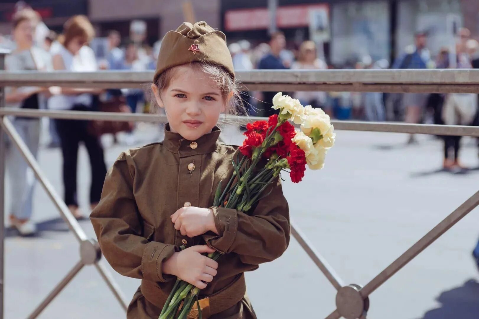 День победы подростки. День Победы для детей. Дети в военной форме. Детская фотосессия ко Дню Победы. День Победы ветераны и дети.