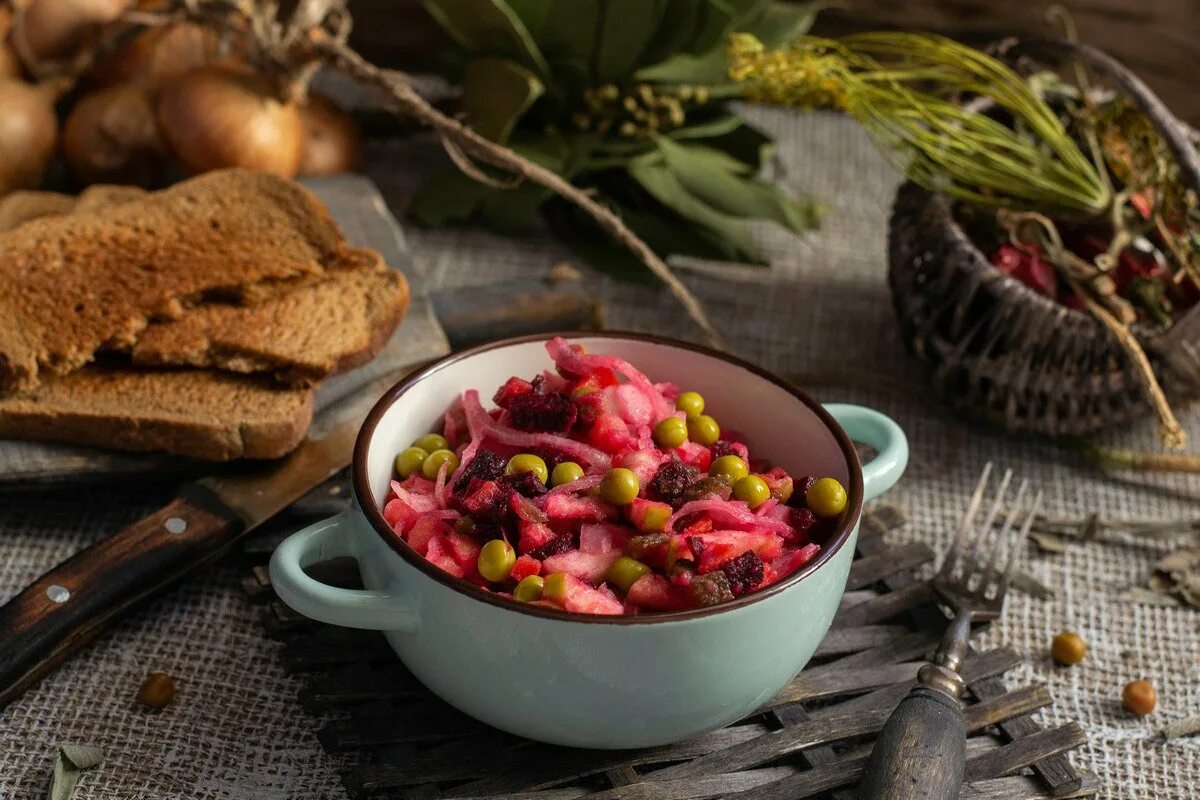 Винегрет с квашеной капустой и солеными огурцами. Винегрет с квашеной капустой рецепт и огурцами. Салат винегрет с фасолью. Винегрет с квашеной капустой рецепт и огурцами. Винегрет с горошком.