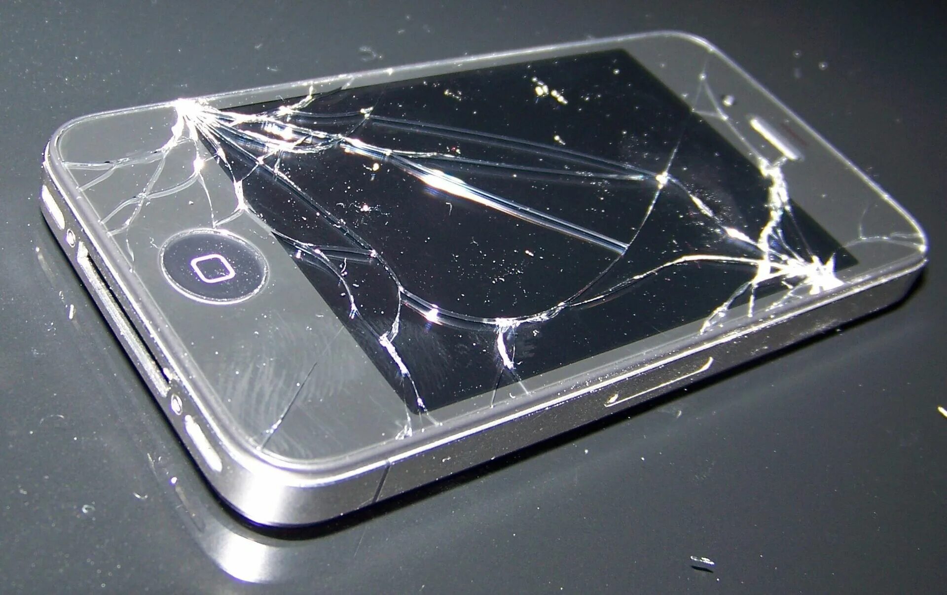 Разбитый айфон. Разбитые айфоны. Сломанный айфон. Сломанный сотовый телефон.
