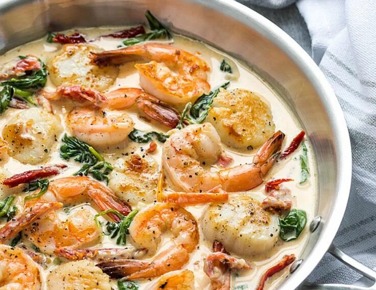 креветки под сливочно-чесночным соусом. рецепт креветок со сливками. креветки под сливочным соусом. креветки в сливочном соусе. соус для креветок.