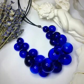 У ксюши фиолетовые красные синие бусины