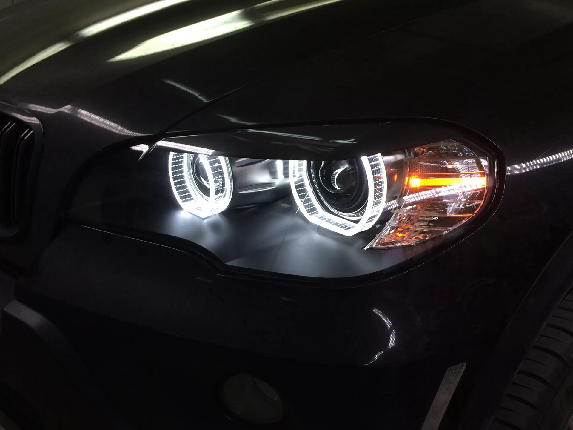 Bi led bmw. Led фары BMW x5 e70. Ангельские глазки БМВ е70. Фара BMW x5 e70 светодиодный модуль. BMW e70 led фары.