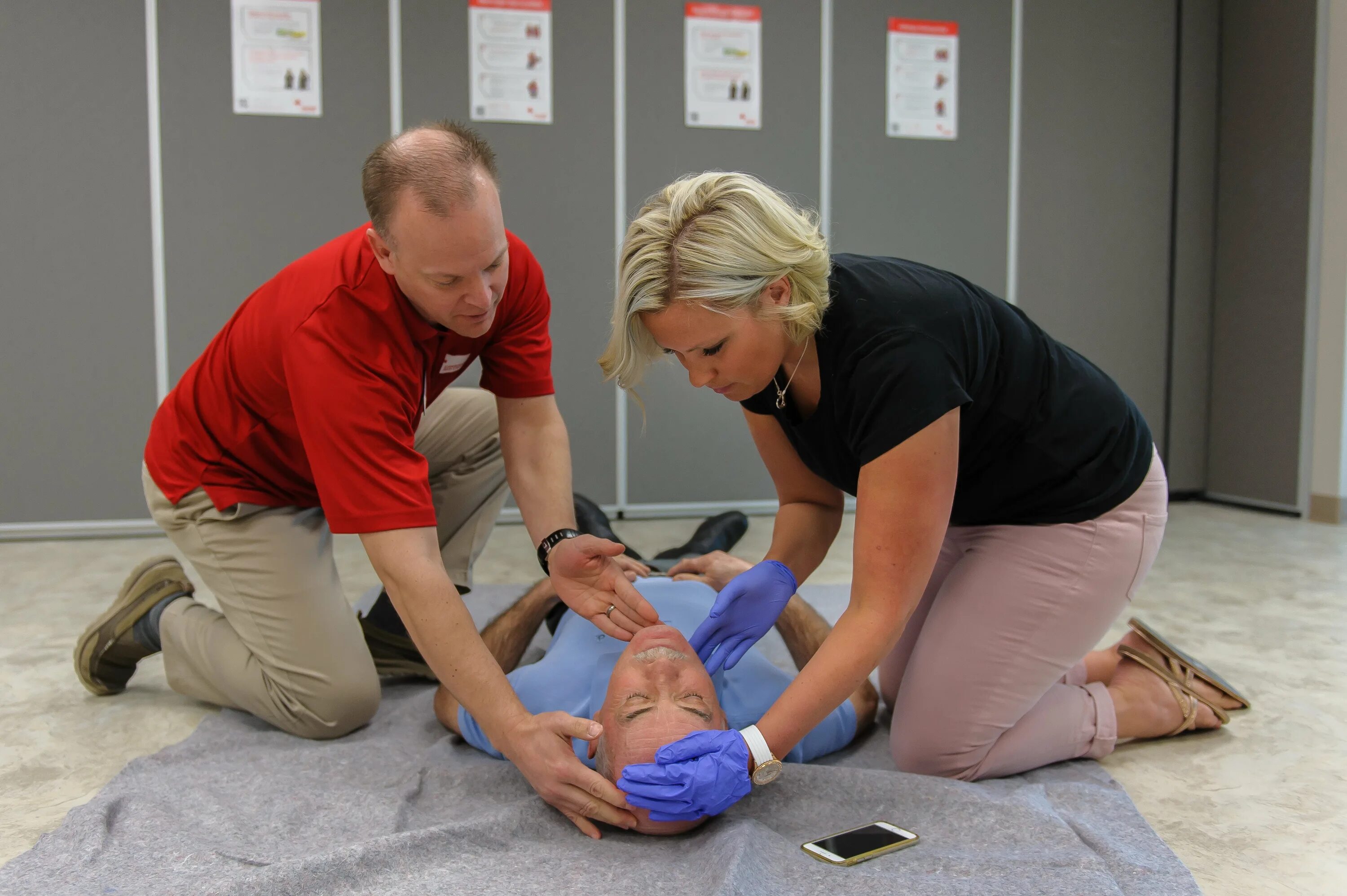 Красный крест помощь пострадавшим. CPR. CPR. Первая медицинская помощь. Первая помощь тренинг.