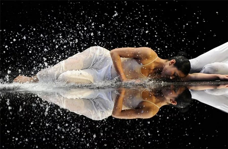 Эйфман балет абашова. Танец с водой. Танцы на воде слушать. Петербургский театр танца искушение. Танец с водой.