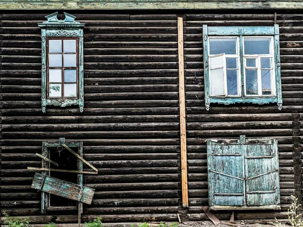 Сайт окна красноярск. Старое окно фотовыставка. В Красноярске закрасили окна. Сибирские окна Красноярск. Жирные окна Красноярск.
