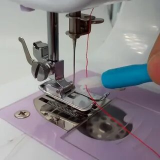 Как вдевать нитку нитковдевателем