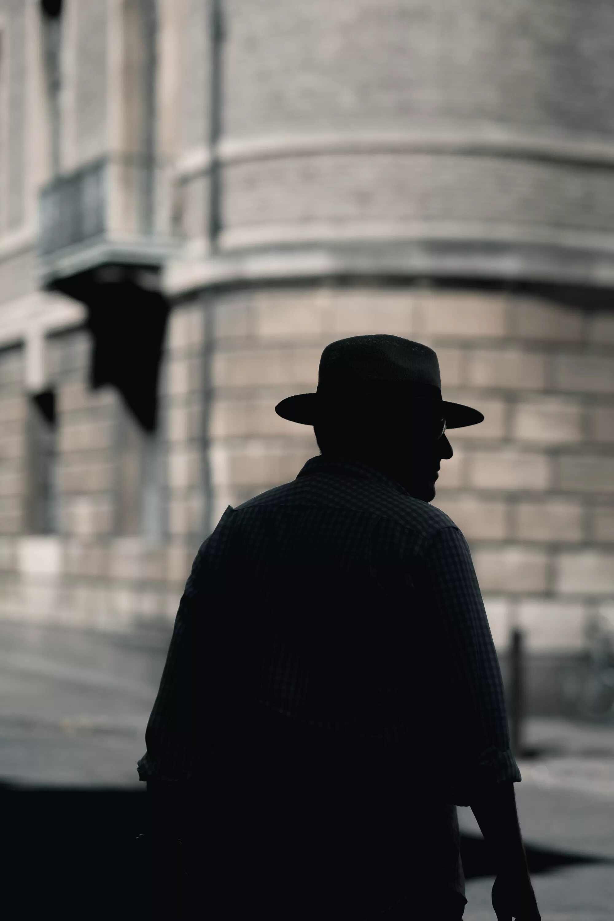 Standing shadows. Человек в черной шляпе. Мужчина в шляпе со спины. В тени человека. Человек в плаще и шляпе.