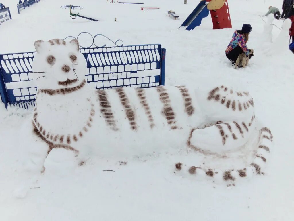 снежные фигуры из снега в р п кузоватово. конкурс снежных королев. конкурс снежных королев. зима карсунская школа искусств. чудеса из снега.