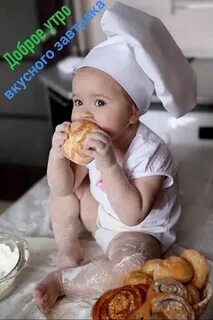 Малыш съедает 2 плюшки