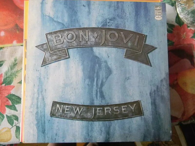 Bon jovi live in tokyo japan 1988. Bon jovi slippery when wet обложка. Born to be my baby bon jovi. Bon jovi born to be my baby. Bon jovi - walls.