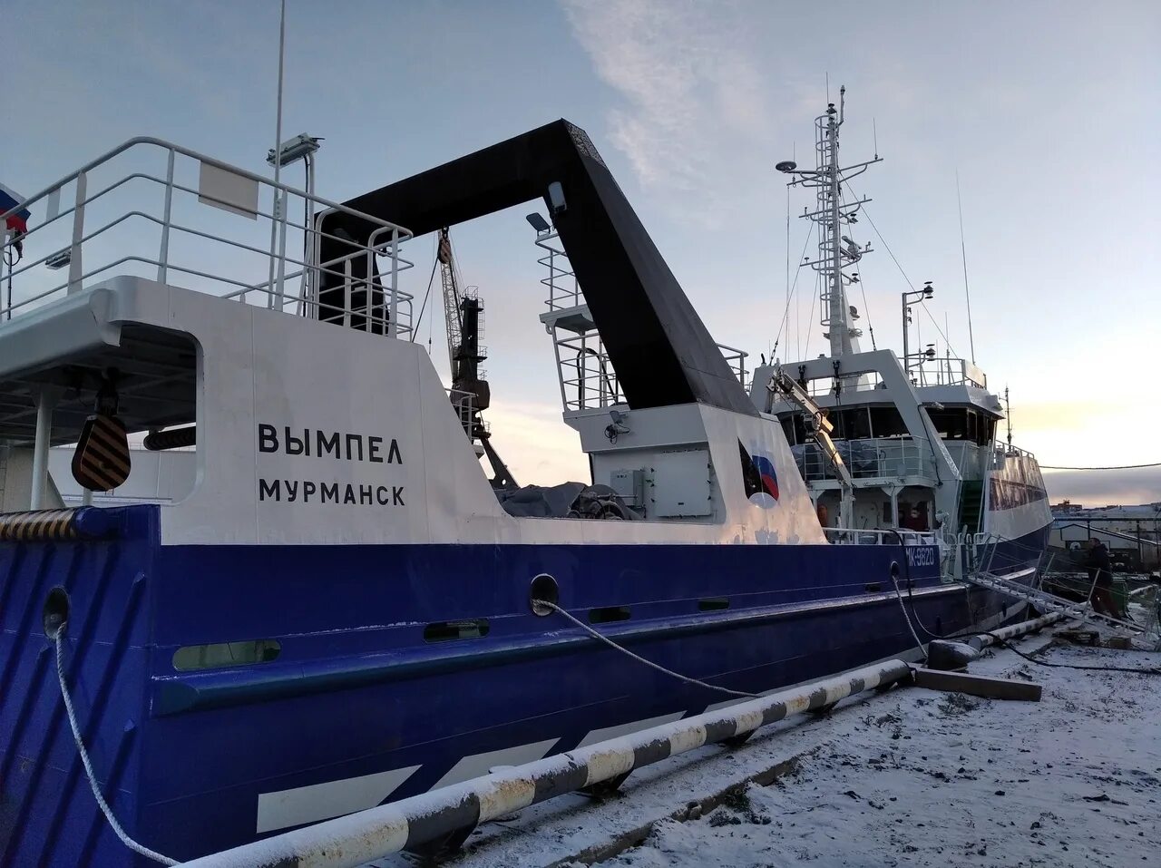 Мурманск где находится судно ирвас. Траулер т30в вымпел. рыболовные траулеры баренцево море. рыболовное судно мурманск. марта арендзее судно мурманск.