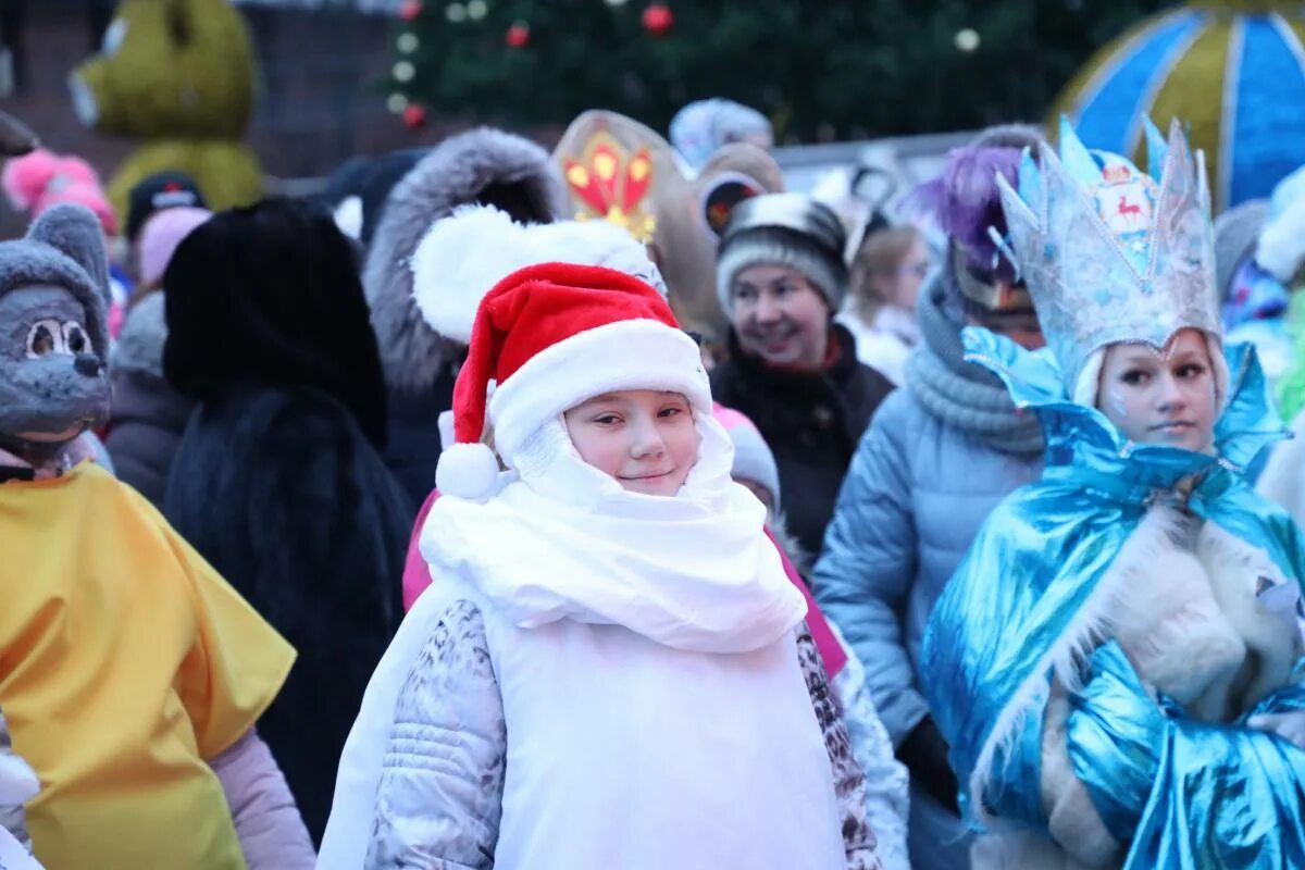 Новый год продлили. Парад снежинок на улице.