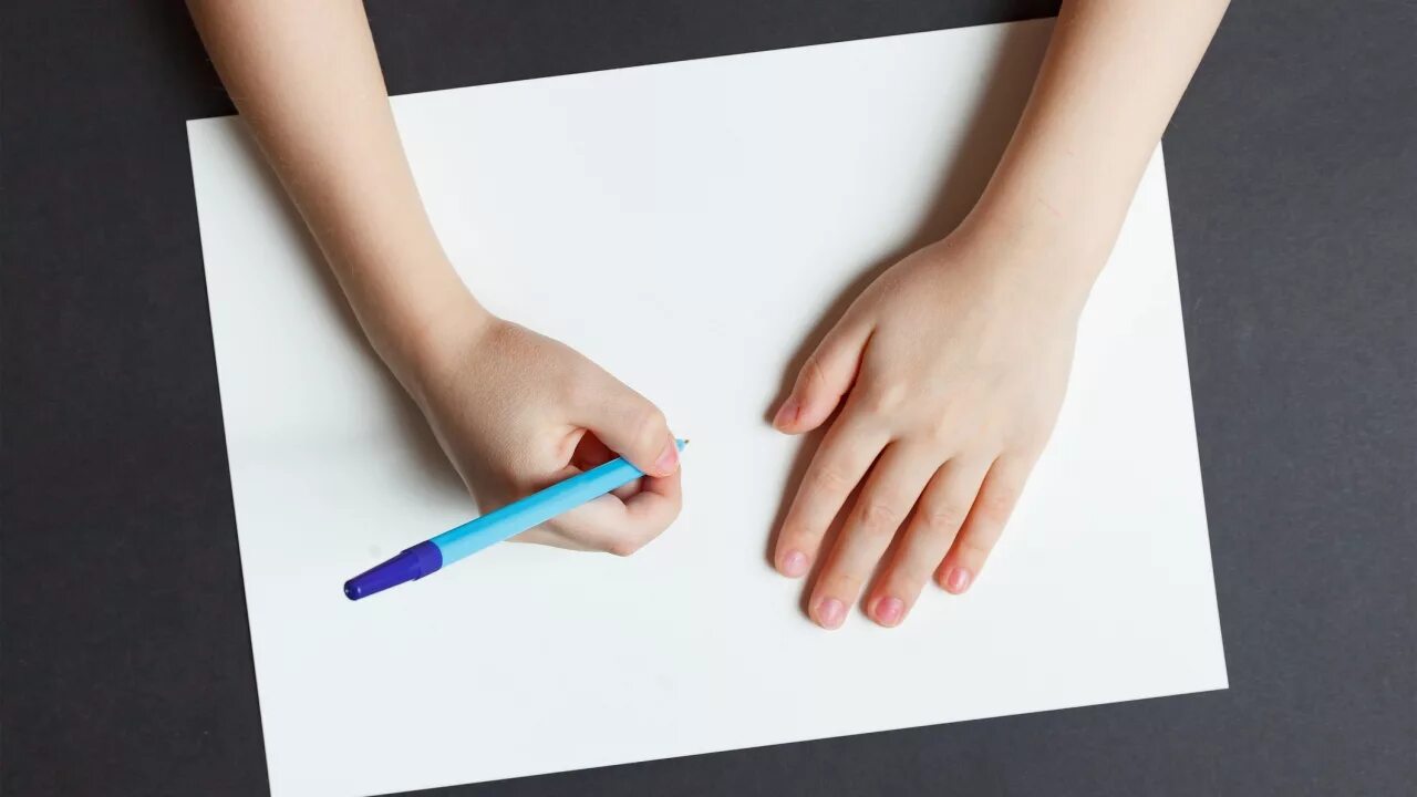 Руки карандашом. Детская рука с ручкой. Детская рука с карандашом. Рука ребенка с карандашом.