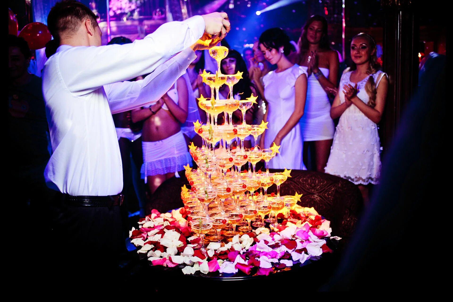 Пирамида шампанского. Пирамида шампанского на свадьбу. Пирамида из шампанского на свадьбу. Горка шампанского на свадьбу. Выносят торт