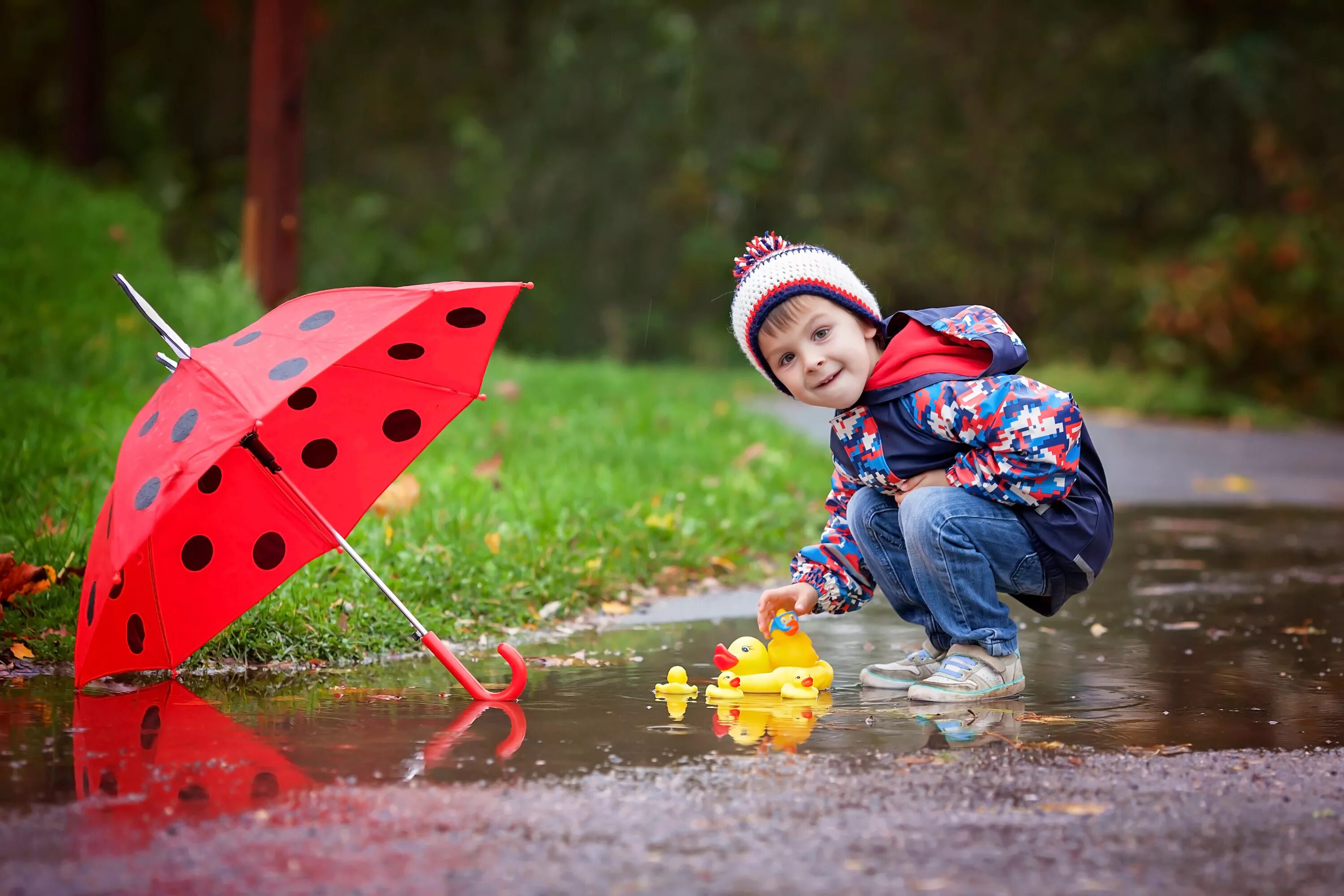 Дети в осенних лужах. Зонтик для детей. Мальчик с зонтиком.