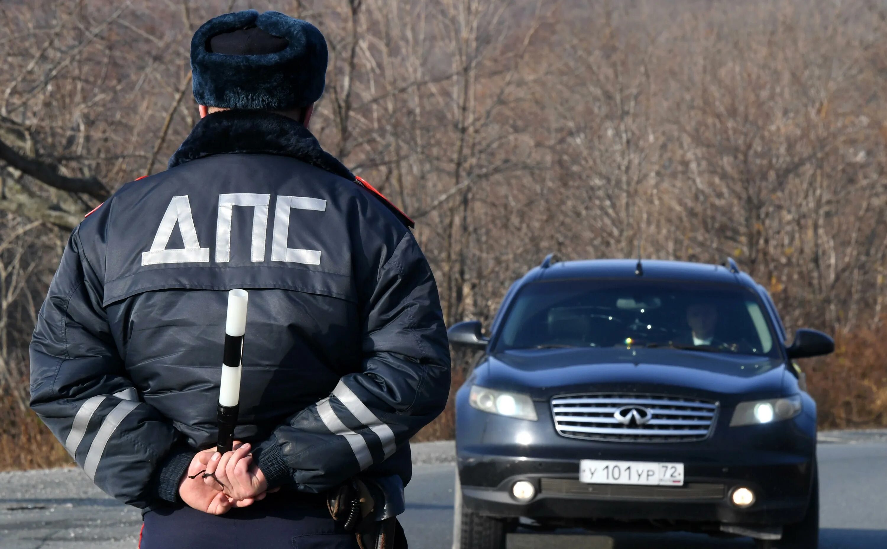 Сотрудник ДПС. Патруль ДПС. Полицейский автомобиль. Инспектор ДПС остановил. Полиции остановите военные