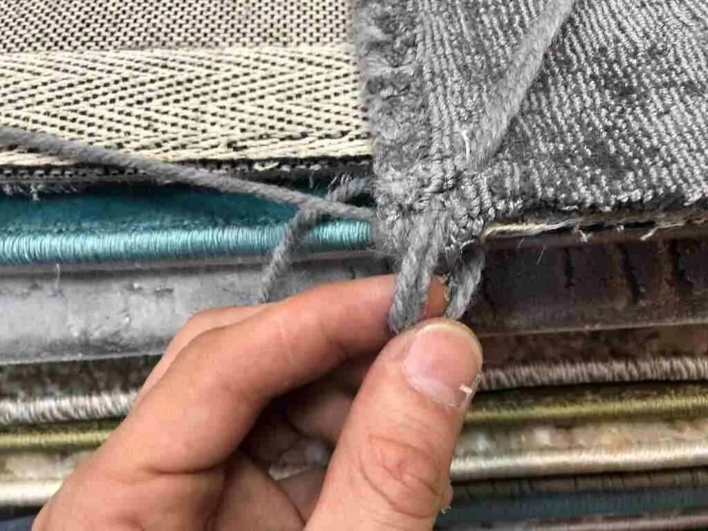 Как обшить край ковра. Оверлок ковра. Как обшить край ковра. Ковролин оверлок. Окантовка края ковра.