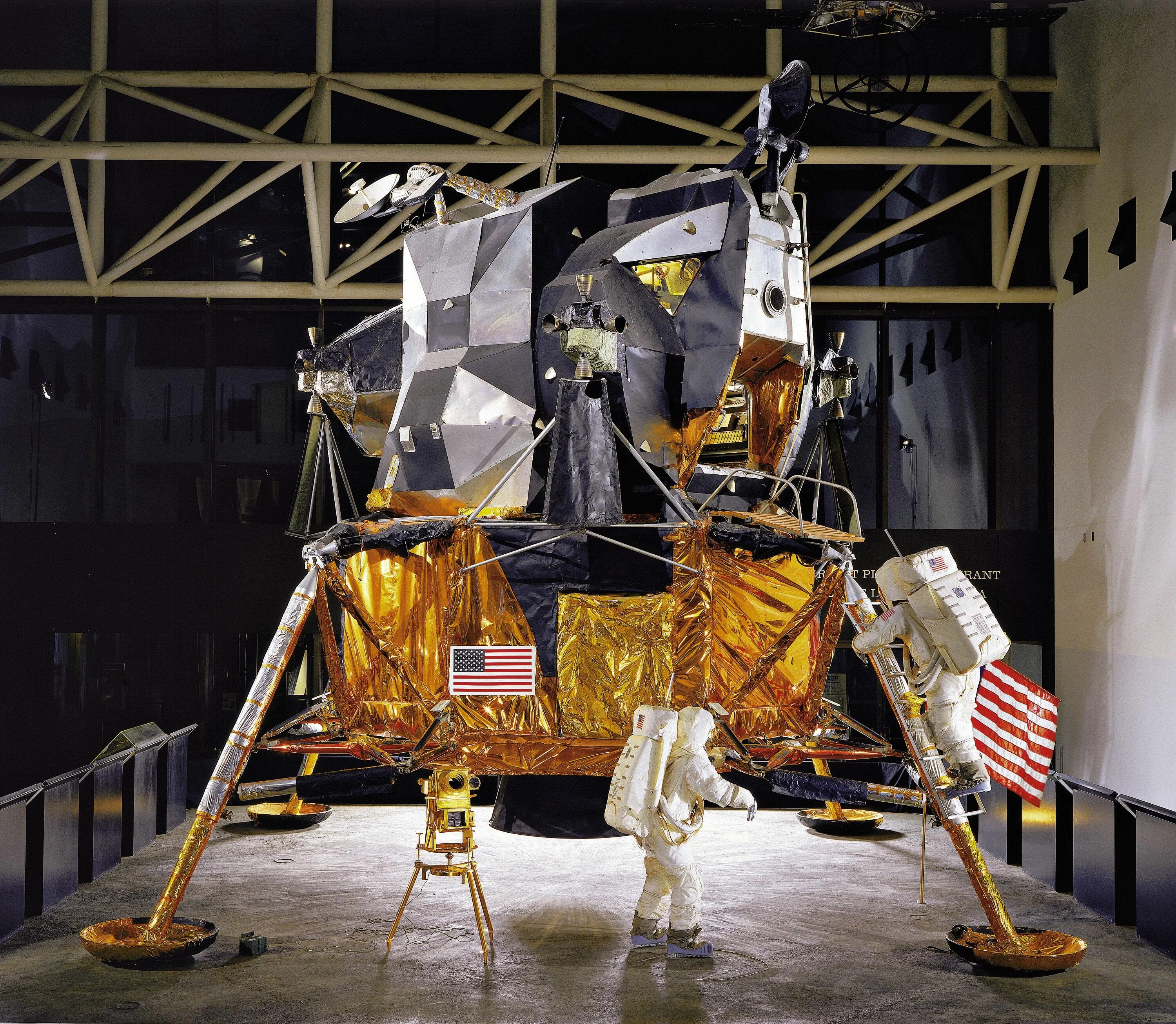 Лунный модуль Аполлон 11. Лунный посадочный модуль Аполлон. Apollo 11 посадочный модуль. Посадочный модуль Аполлон 11 внутри. Lunar lander