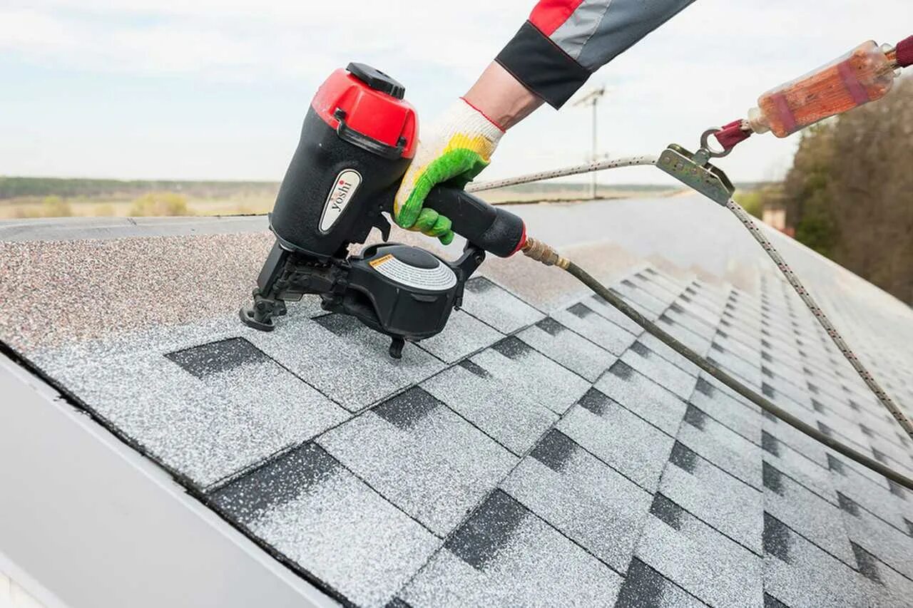 Кровля металлочерепица. Кровля крыши. Кровля монтаж. Монтаж кровли. Укладка керамической черепицы.