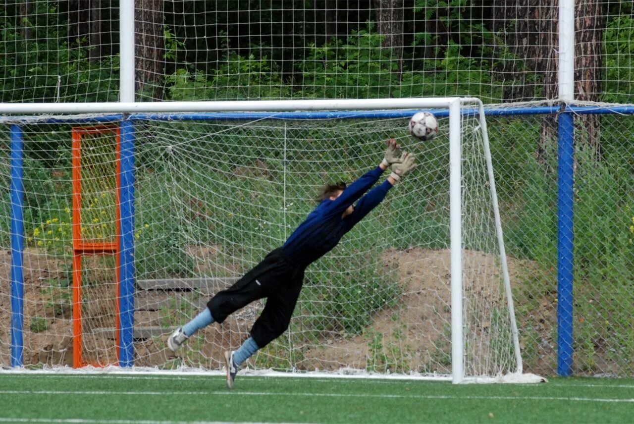 футбольный мяч в воротах. мяч в девятке. дани тер штеген. вратарь на воротах. футбол во дворе юноши.