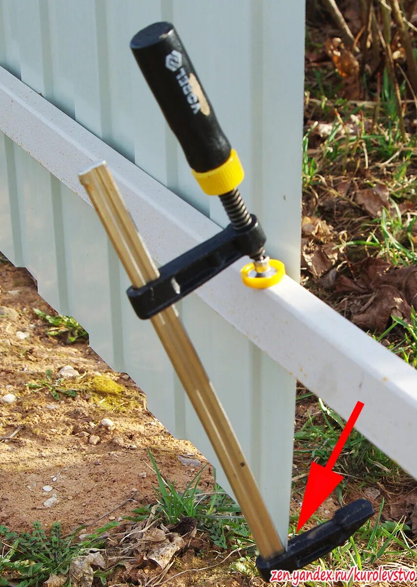 Приспособление для установки профлиста. Приспособление для крепления профлиста на забор. Приспособление для монтажа заборного профлиста. Приспособления для монтажа забора из профлиста. Приспособление для монтажа профнастила на забор.