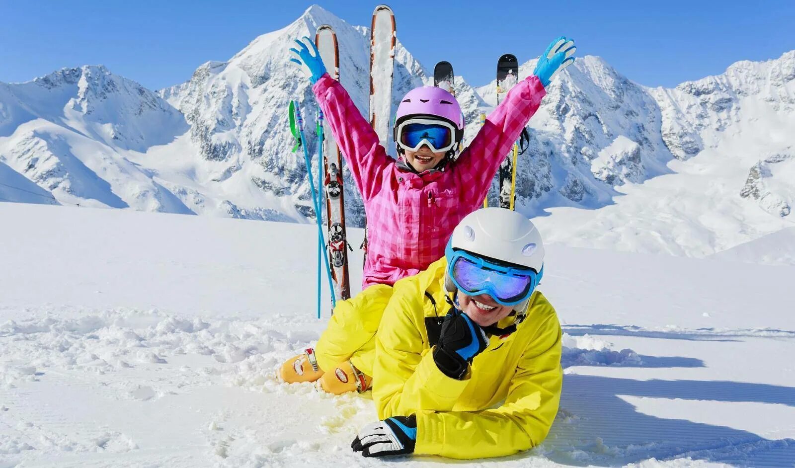 Катание на горнолыжном курорте. Дети на горнолыжном курорте. Катание на лыжах. Дети в горах зимой. Дети в горах на лыжах.