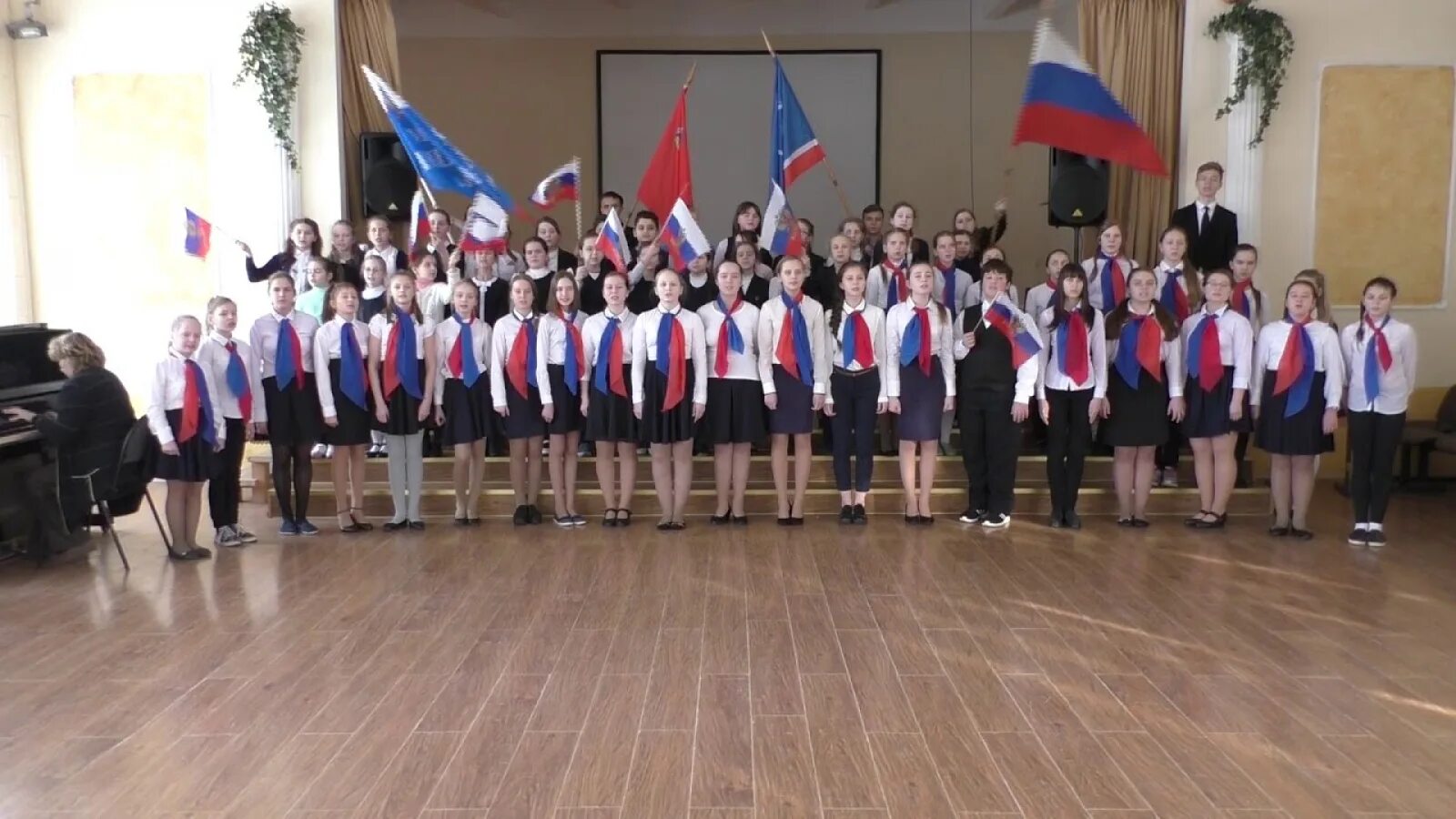 Гимн школьника. Ггиьим росии. Поют гимн. Русский гимн петь. Люди поют гимн.