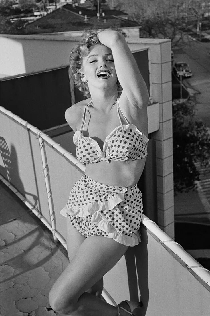 Summer monroe. Summer monroe. Мэрилин монро 1962. Имя мэрилин. Пляжное чтение книга.