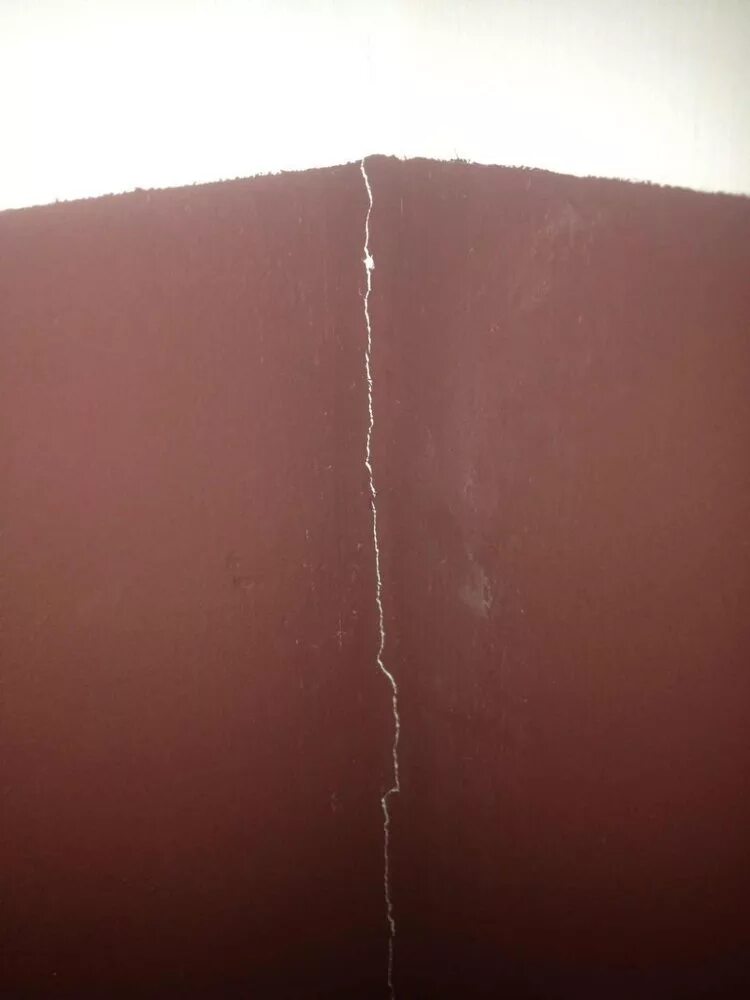 Трещины после. Трещина на стене после покраски. Трещины на окрашенных стенах. Волосяные трещины. Потрескалась краска в углу.